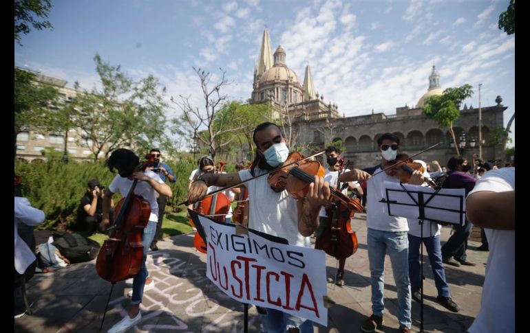 Al llegar a Palacio de Gobierno ya los esperaban algunos músicos de distintas orquestas, quienes en conjunto entonaron distintas melodías. EL INFORMADOR / F. Atilano