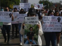 La protesta de este día fue convocada por amigos de los jóvenes, quienes se reunieron alrededor de las 10:00 horas en la Glorieta La Normal. EL INFORMADOR / F. Atilano