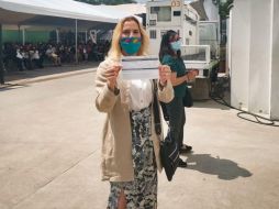 ''Muy buena organización, no me tomó más de 40 minutos y los que me rodeaban compartían conmigo alegría, regocijo y expectativa. A seguir luchando por la vida'', escribió Gutiérrez Müller en redes sociales. INSTAGRAM / @beatrizgutierrezmuller