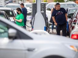 Conductores ponen combustible en Alexandria, Virginia, luego de hacer fila. EFE/S. Thew