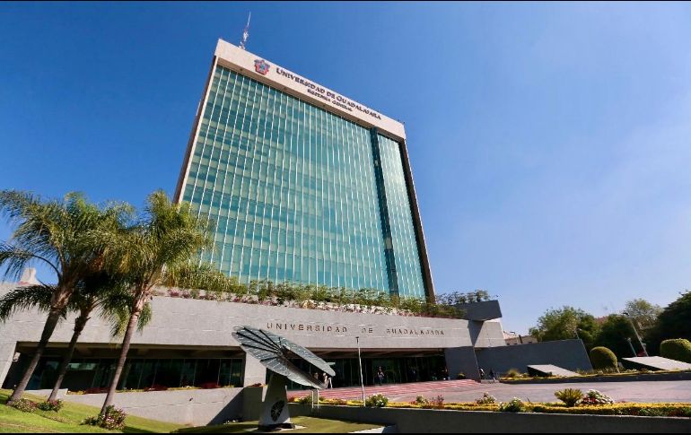 En el acto protocolario, el rector de la Universidad de Guadalajara reconoció el ejercicio de los periodistas. ESPECIAL / UdeG