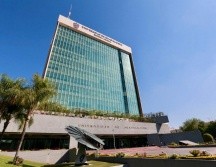 En el acto protocolario, el rector de la Universidad de Guadalajara reconoció el ejercicio de los periodistas. ESPECIAL / UdeG