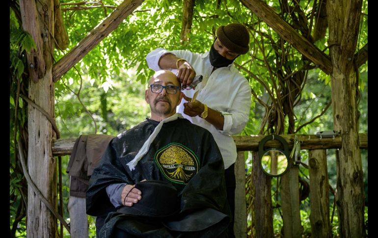 El hombre, de 33 años, es el único peluquero del pulmón verde de Manhattan y una nueva atracción en el parque. AFP/A. Weiss