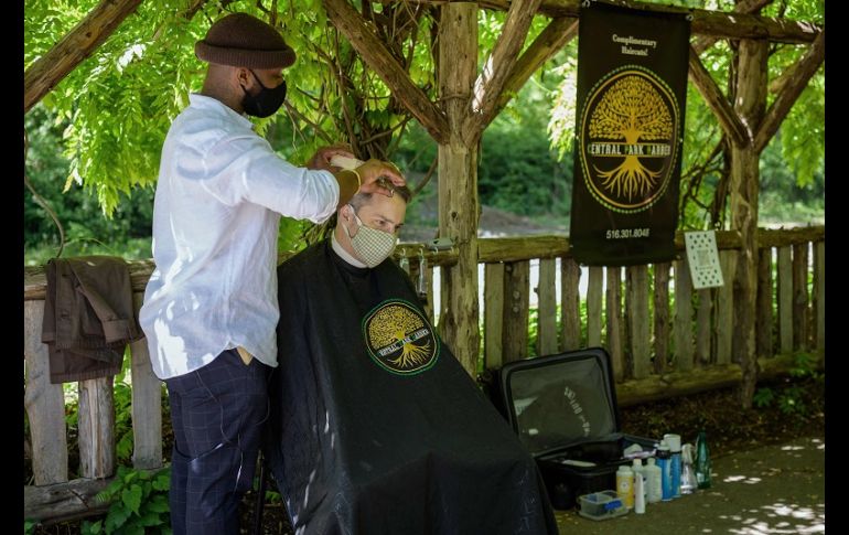 El hombre, de 33 años, es el único peluquero del pulmón verde de Manhattan y una nueva atracción en el parque. AFP/A. Weiss