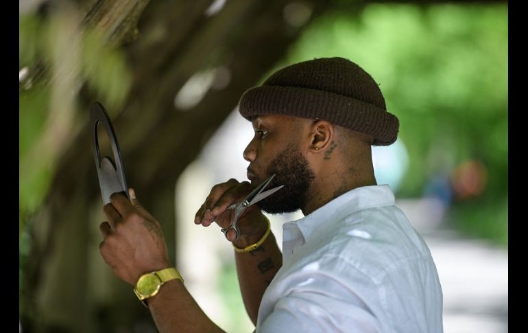 El hombre, de 33 años, es el único peluquero del pulmón verde de Manhattan y una nueva atracción en el parque. AFP/A. Weiss