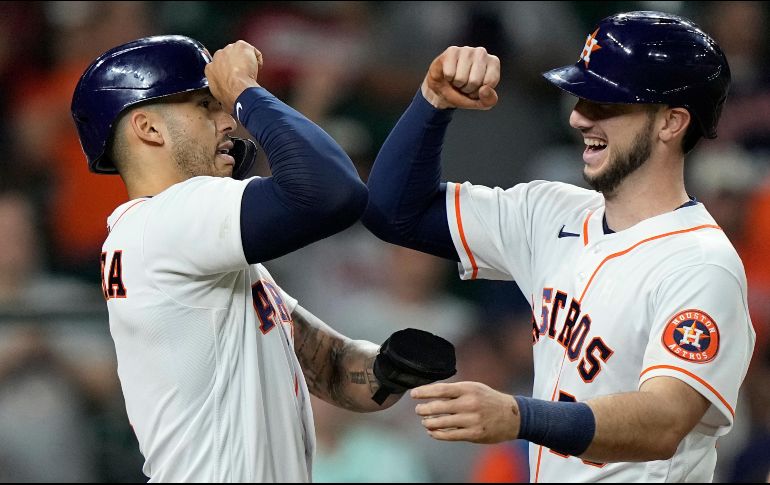 Kyle Tucker (derecha) se sumó a la fiesta, conectando jonrón por segundo duelo consecutivo. AP