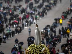 Con mascarilla y repartidos por toda la explanada, de varios centenares de metros, de delante de la basílica de Nuestra Señora del Rosario, los miles de peregrinos tuvieron que turnarse para expresar su fe. AFP / P. De Melo