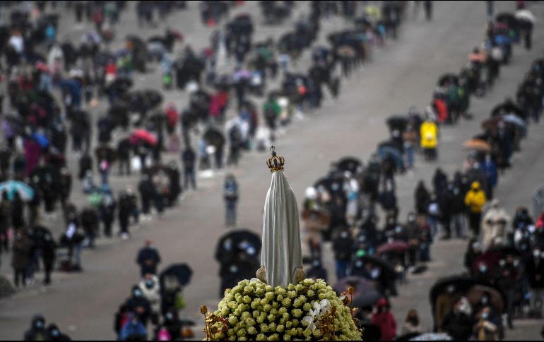 Con mascarilla y repartidos por toda la explanada, de varios centenares de metros, de delante de la basílica de Nuestra Señora del Rosario, los miles de peregrinos tuvieron que turnarse para expresar su fe. AFP / P. De Melo