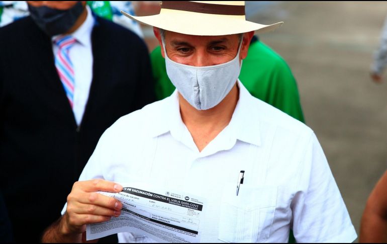 Tras vacunarse, López-Gatell explicó ante la prensa que el país encadena 17 semanas de reducción de contagios. EFE / C. Ramírez