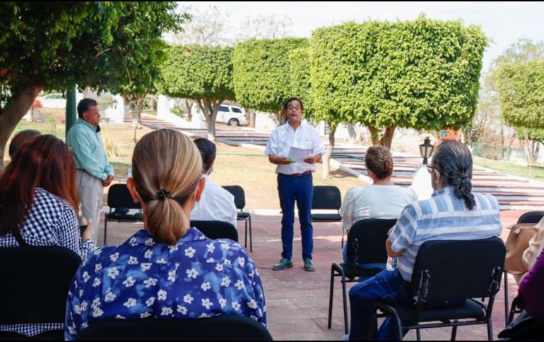 El aspirante del Partido Verde a la alcaldía de Zapopan ante vecinos de la Asociación de Colonos de Las Cañadas. ESPECIAL