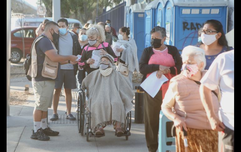 Jornada de aplicación de la segunda dosis de la vacuna contra el COVID-19 de Sinovac a adultos mayores, en el CUCEI. EL INFORMADOR / G. Gallo