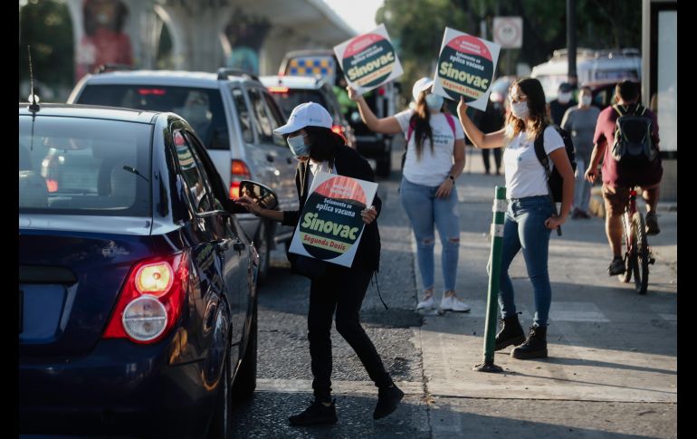 Jornada de aplicación de la segunda dosis de la vacuna contra el COVID-19 de Sinovac a adultos mayores, en el CUCEI. EL INFORMADOR / G. Gallo