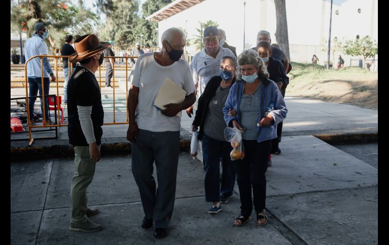 Jornada de aplicación de la segunda dosis de la vacuna contra el COVID-19 de Sinovac a adultos mayores, en el CUCEI. EL INFORMADOR / G. Gallo