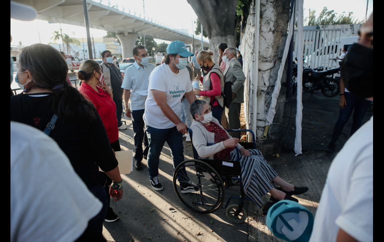 Jornada de aplicación de la segunda dosis de la vacuna contra el COVID-19 de Sinovac a adultos mayores, en el CUCEI. EL INFORMADOR / G. Gallo