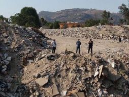 En un operativo, las personas fueron sorprendidas por los agentes ministeriales arrojando el material contaminante. ESPECIAL / Fiscalía de Jalisco