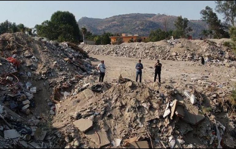 En un operativo, las personas fueron sorprendidas por los agentes ministeriales arrojando el material contaminante. ESPECIAL / Fiscalía de Jalisco