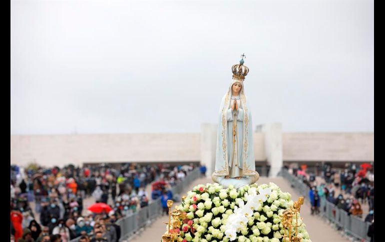 El aforo máximo de fieles se cubrió rápidamente tanto el miércoles como este jueves, y cientos de personas quedaron fuera de la puertas del santuario. EFE/P. Novais