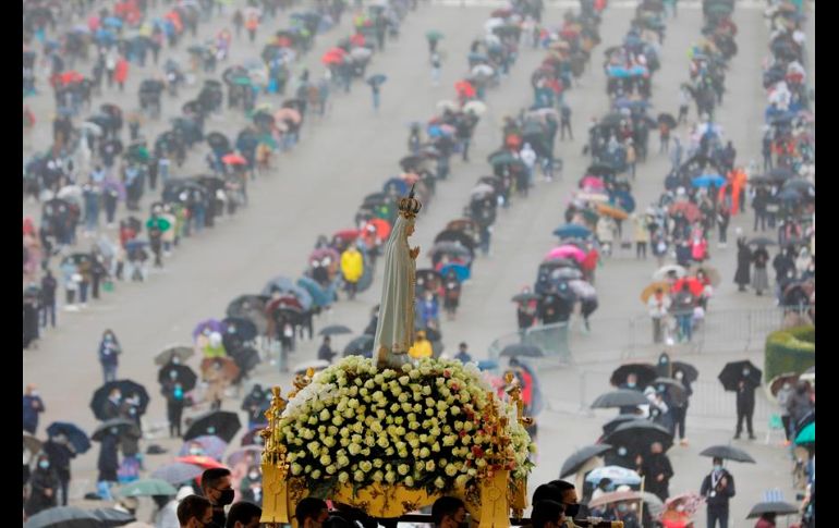 El aforo máximo de fieles se cubrió rápidamente tanto el miércoles como este jueves, y cientos de personas quedaron fuera de la puertas del santuario. EFE/P. Novais