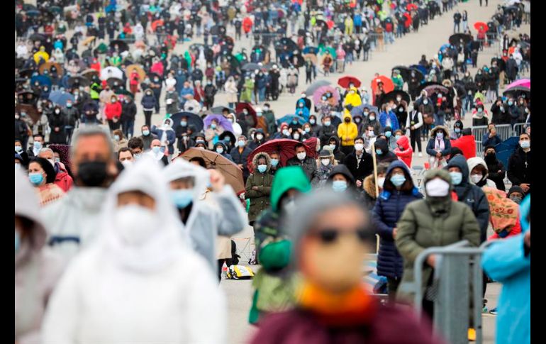 El aforo máximo de fieles se cubrió rápidamente tanto el miércoles como este jueves, y cientos de personas quedaron fuera de la puertas del santuario. EFE/P. Novais