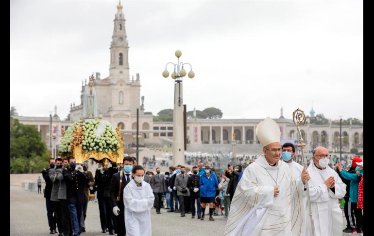 El aforo máximo de fieles se cubrió rápidamente tanto el miércoles como este jueves, y cientos de personas quedaron fuera de la puertas del santuario. EFE/P. Novais