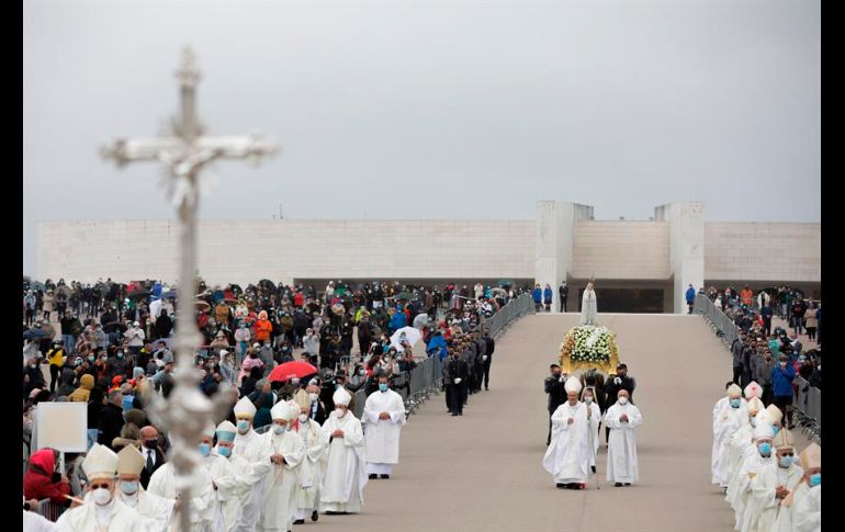 El aforo máximo de fieles se cubrió rápidamente tanto el miércoles como este jueves, y cientos de personas quedaron fuera de la puertas del santuario. EFE/P. Novais