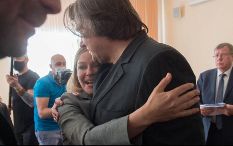 La actriz Yulia Peresild abraza al productor  Konstantin Ernst en una conferencia de prensa en Moscú, tras el anuncio de la agencia espacial rusa. AFP/ Agencia espacial rusa Roscosmos/GCTC /A.Shelepin