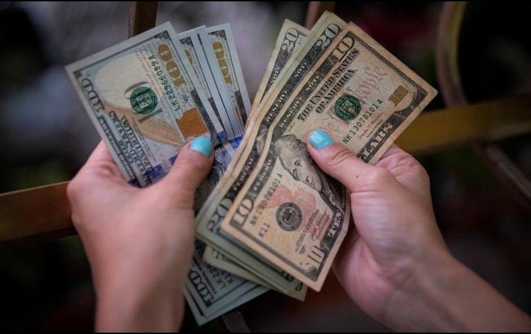 La depreciación del dólar ocurre luego de que Banxico dejara sin cambios su principal tasa de interés. EFE/ARCHIVO