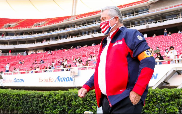 De manera oficial, Víctor Manuel Vucetich seguirá siendo técnico de Chivas por lo menos un año más. Imago7