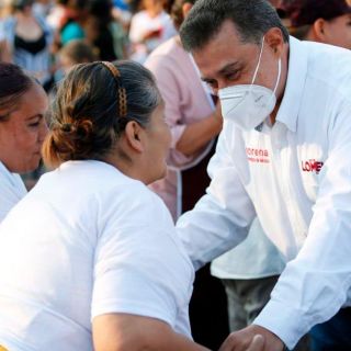 Carlos Lomelí promete más seguridad a taxistas