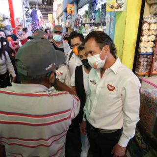 Pablo Lemus visita el Mercado del Campesino; ofrece aseo y seguridad