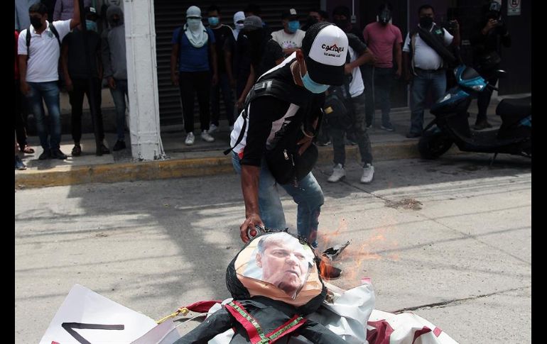 Los estudiantes sacaron de ambas sedes lonas y papelería para prenderles fuego. EFE/J. de la Cruz