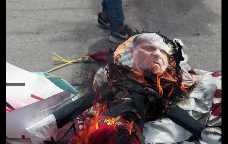 Los estudiantes sacaron de ambas sedes lonas y papelería para prenderles fuego. EFE/J. de la Cruz