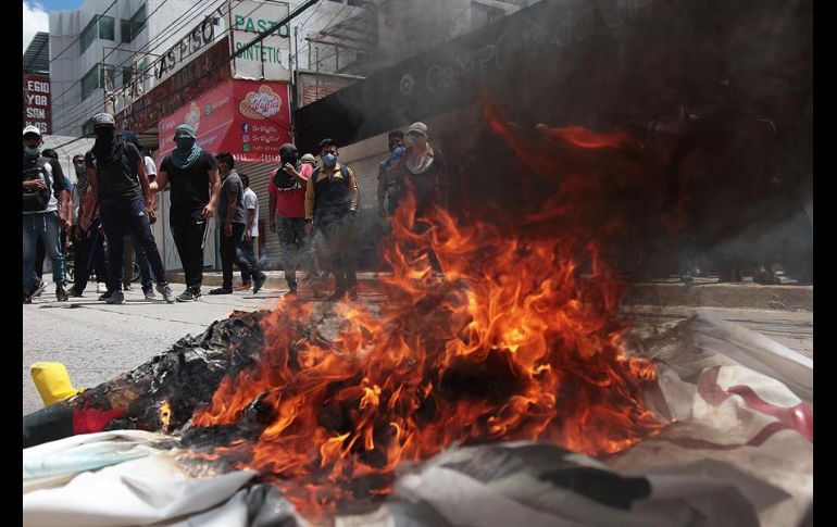 Los estudiantes sacaron de ambas sedes lonas y papelería para prenderles fuego. EFE/J. de la Cruz