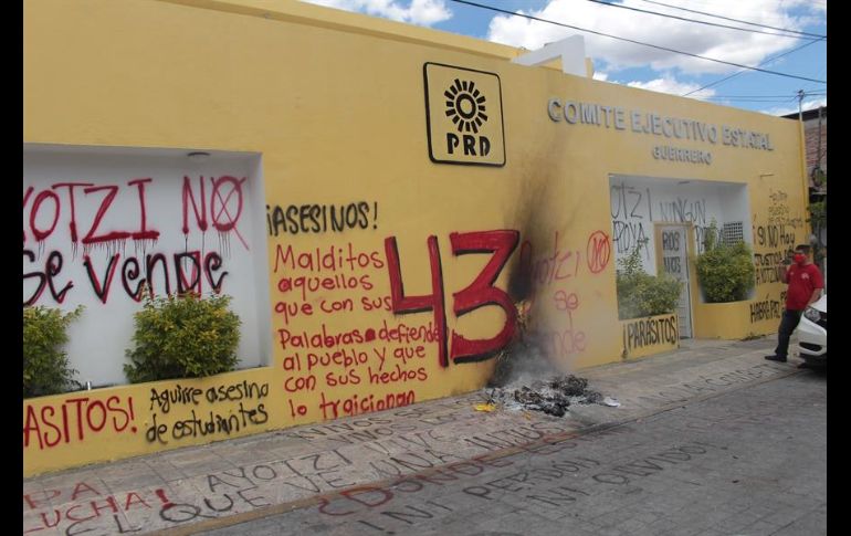Los estudiantes sacaron de ambas sedes lonas y papelería para prenderles fuego. EFE/J. de la Cruz