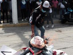 Los estudiantes sacaron de ambas sedes lonas y papelería para prenderles fuego. EFE/J. de la Cruz