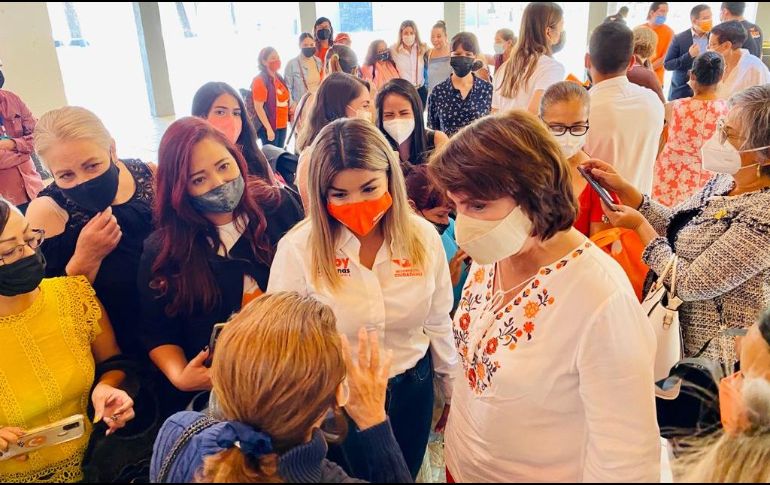 Gaby Cárdenas habló ante decenas de mujeres reunidas en el parque Ávila Camacho. ESPECIAL