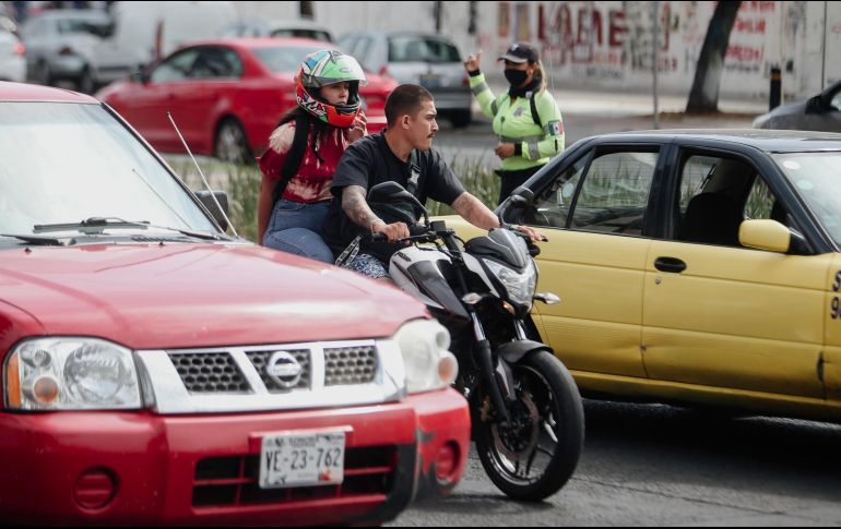 Pese a que en las avenidas Hidalgo y Federalismo una agente de tránsito aseguró que hay rondines cada cinco o 10 minutos, este medio observó cómo los motociclistas circularon de forma irregular. EL INFORMADOR/G. Gallo