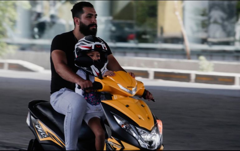 Circular sin casco ni chaleco reflejante son de las faltas más comunes. EL INFORMADOR/G. Gallo