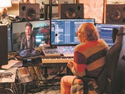 Hans Zimmer (a la derecha) en su estudio durante una sesión de trabajo con BMW. ESPECIAL/BMW