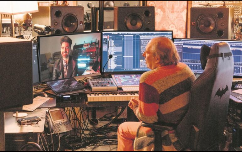 Hans Zimmer (a la derecha) en su estudio durante una sesión de trabajo con BMW. ESPECIAL/BMW