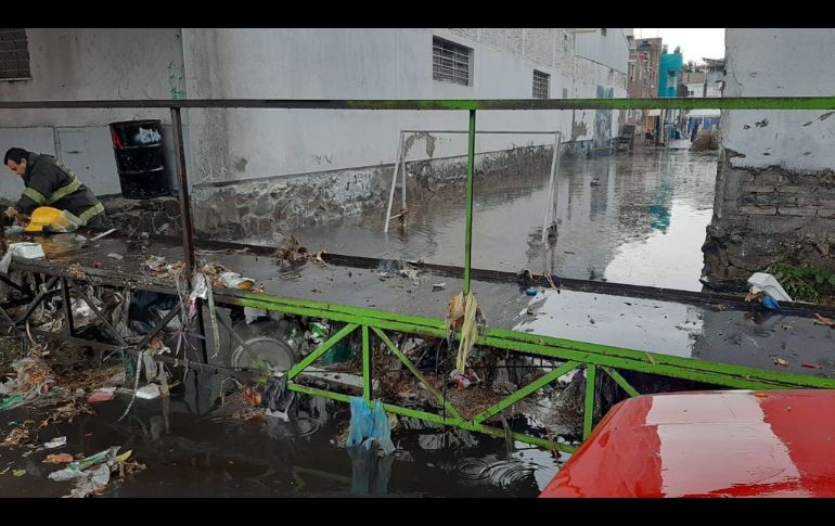 La lluvia que se presentó la mañana de este sábado en la Zona Metropolitana de Guadalajara (ZMG) dejo diversas inundaciones. ESPECIAL