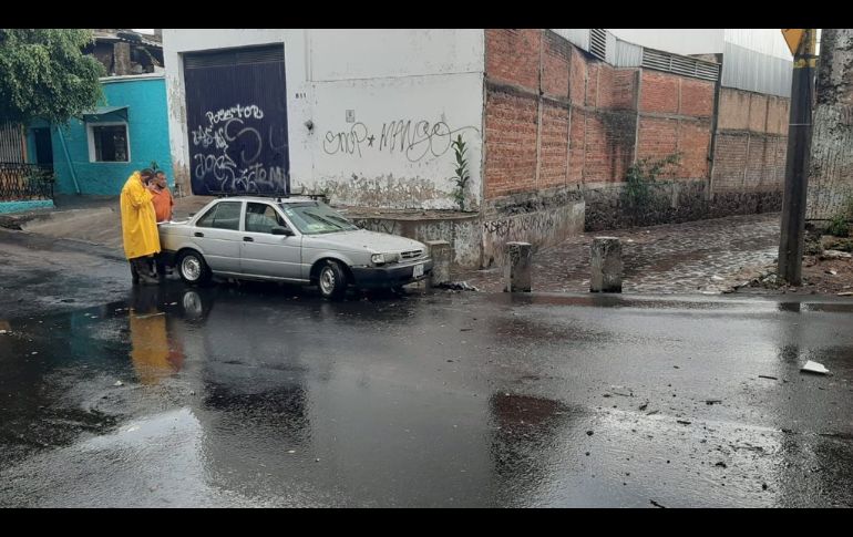 La lluvia que se presentó la mañana de este sábado en la Zona Metropolitana de Guadalajara (ZMG) dejo diversas inundaciones. ESPECIAL