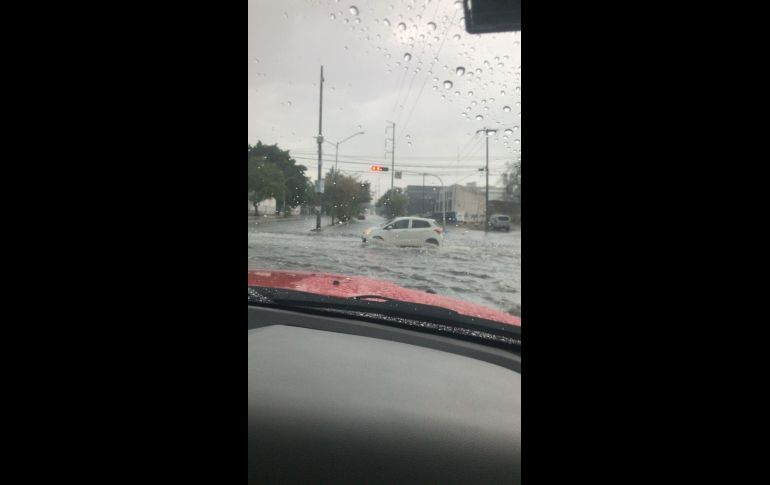 La lluvia que se presentó la mañana de este sábado en la Zona Metropolitana de Guadalajara (ZMG) dejo diversas inundaciones. ESPECIAL