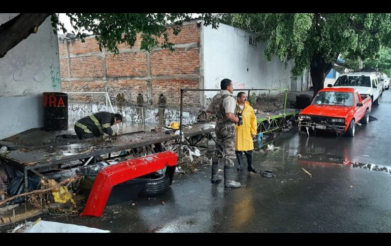 La lluvia que se presentó la mañana de este sábado en la Zona Metropolitana de Guadalajara (ZMG) dejo diversas inundaciones. ESPECIAL
