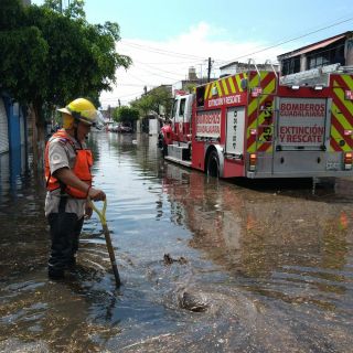 Autos varados y empleado de CFE lesionado tras lluvia matutina en Guadalajara