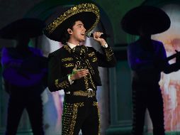 En la velada, Alex Fernández se puso muy romántico y le cantó a su esposa y a los asistentes. AP / ARCHIVO