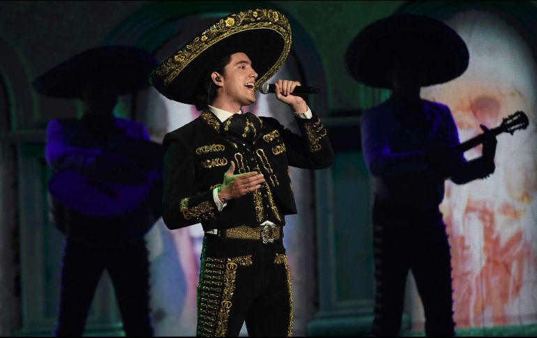 En la velada, Alex Fernández se puso muy romántico y le cantó a su esposa y a los asistentes. AP / ARCHIVO