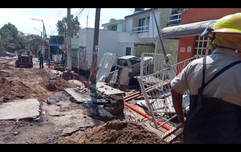 La lluvia dejó afectaciones en las cocheras de varios domicilios en la calle Esculturas, en Miravalle, donde se realizaba una obra de cambio de tuberías. ESPECIAL / Protección Civil Jalisco