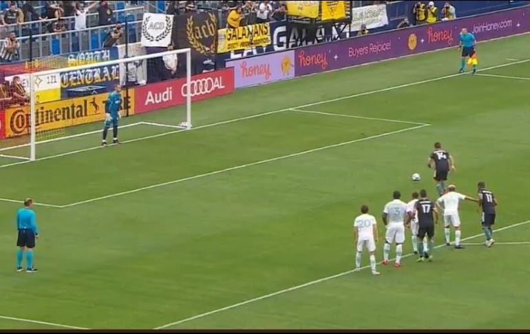 El mexicano Javier Hernández comenzó mal el partido entre el Galaxy frente al Austin en la MLS. ESPECIAL