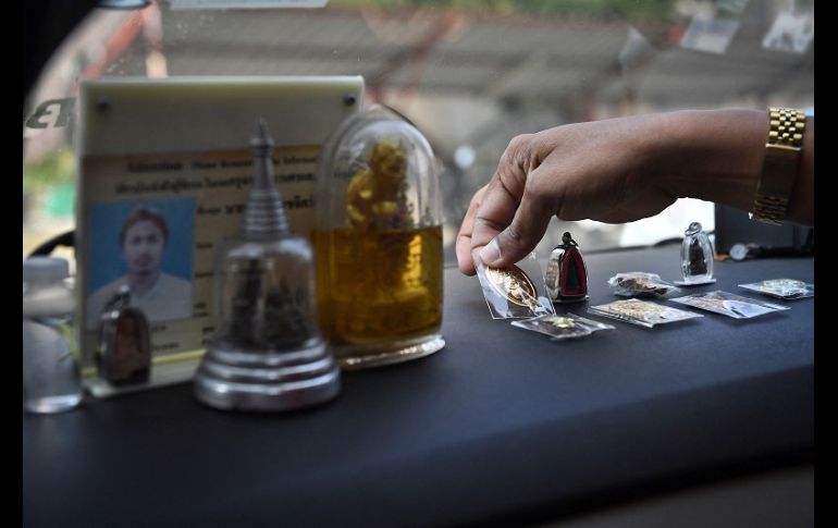 Los amuletos son tan populares que en Bangkok hay un mercado dedicado a ellos en el centro histórico. Los más caros son aquellos que están bendecidos por religiosos. AFP/L. Suwanrumpha